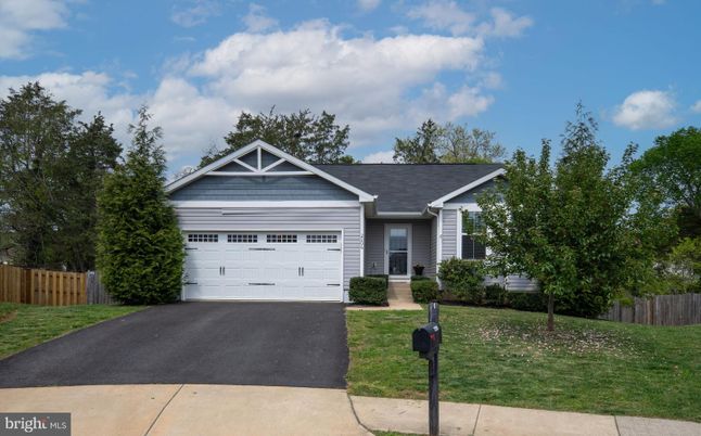 Attached, Exterior, Facade, Ranch