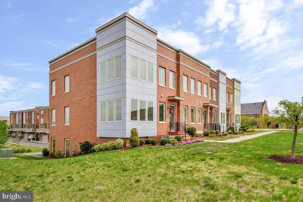 Exterior, Facade, Brick Facade, Rowhouse