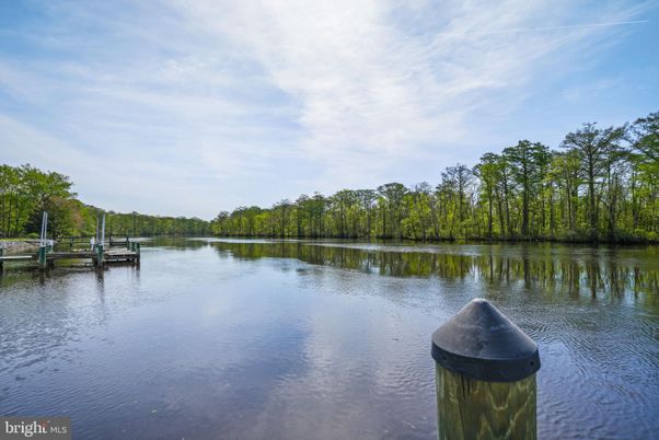 Exterior, Lake