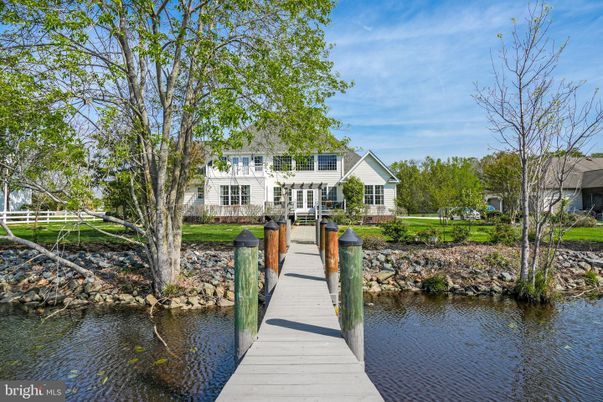 Exterior, Lake