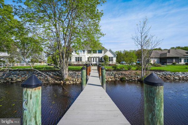 Exterior, Lake