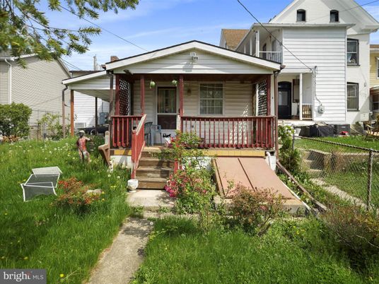 Exterior, Facade, Queen Anne Victorian