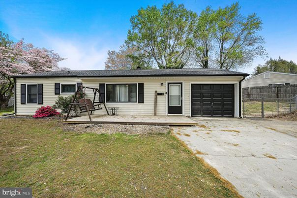Attached, Exterior, Facade, Ranch