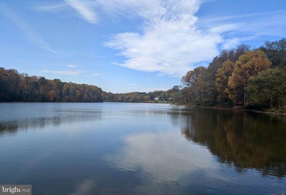Exterior, Lake