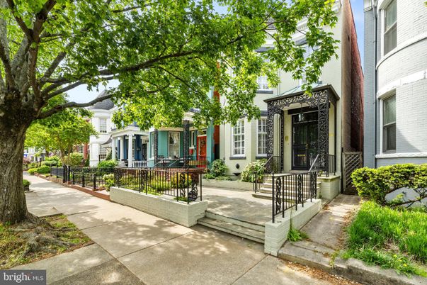Exterior, Facade, Rowhouse