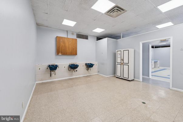 Bathroom, Empty room, Interior, Recessed Lighting