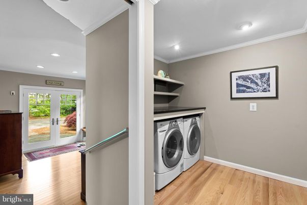 Interior, Recessed Lighting, Washer, Wood Texture Flooring
