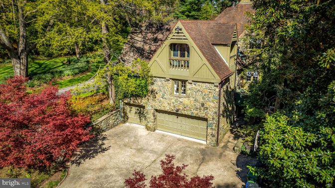 Attached, Exterior, Facade, Tudor Revival
