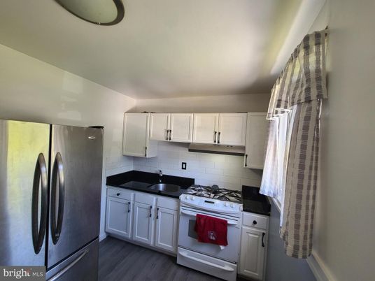 Interior, Kitchen, Washer, Wood Texture Flooring
