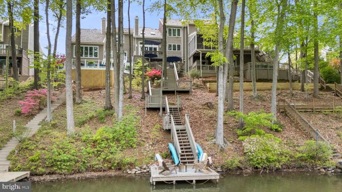 Exterior, Lake