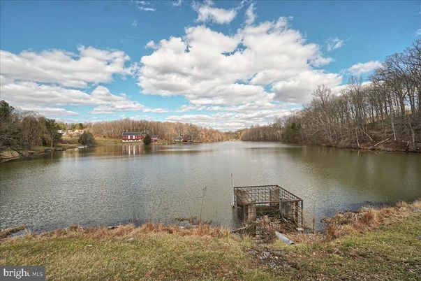Exterior, Lake