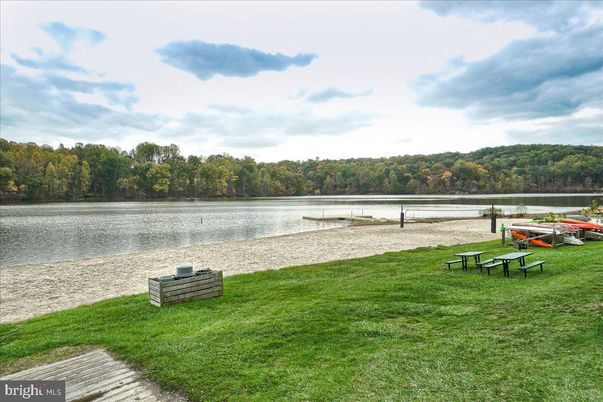 Exterior, Lake