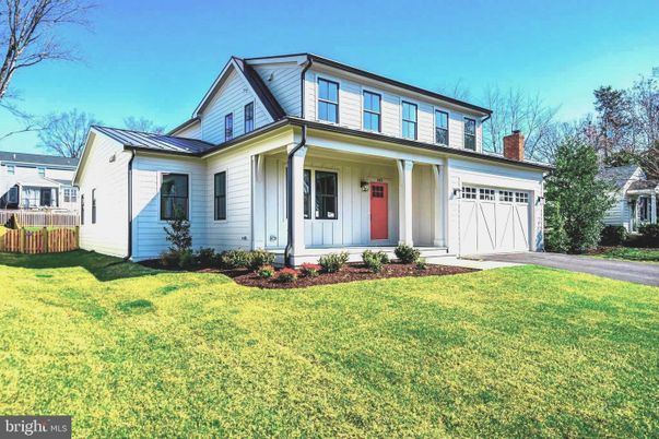 Attached, Exterior, Facade, Farmhouse