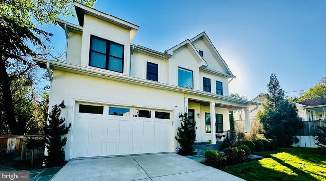 Attached, Exterior, Facade, Farmhouse