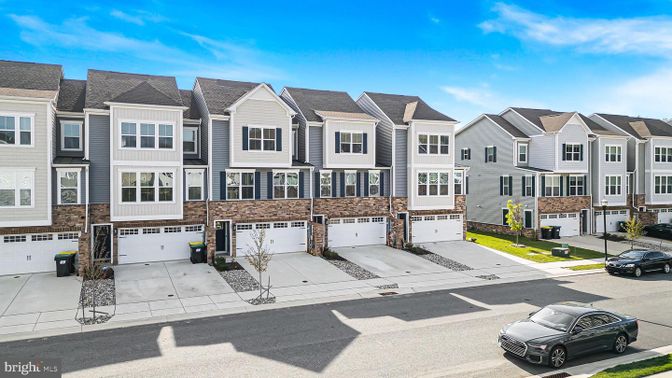 Attached, Exterior, Facade, Rowhouse