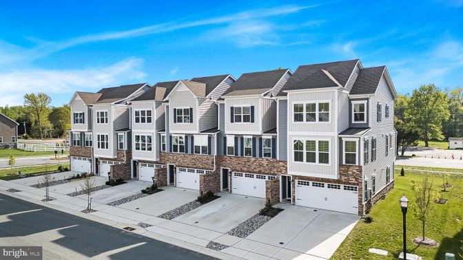 Attached, Exterior, Facade, Rowhouse