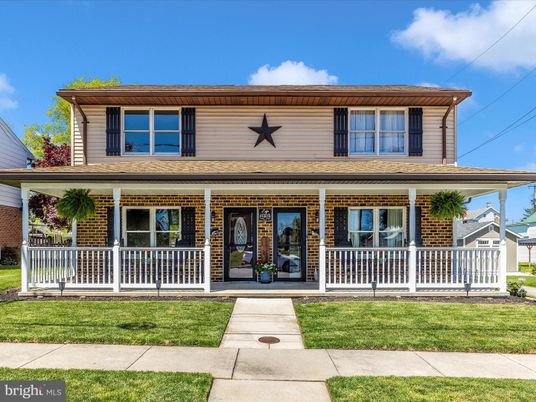 Exterior, Facade, American Foursquare