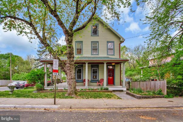 Exterior, Facade, Queen Anne Victorian