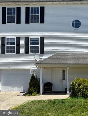 Attached, Exterior, Facade, Rowhouse