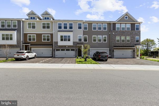 Attached, Exterior, Facade, Rowhouse
