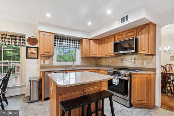 Chandelier, Interior, Kitchen, Recessed Lighting, Stainless Steel Appliances