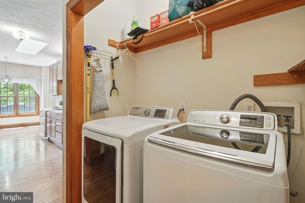 Interior, Washer, Wood Texture Flooring