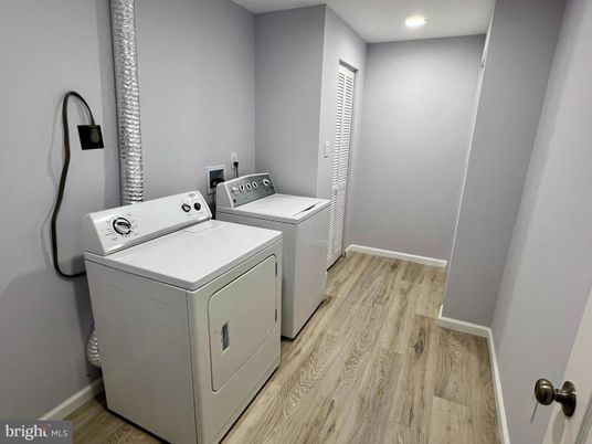 Interior, Recessed Lighting, Washer, Wood Texture Flooring