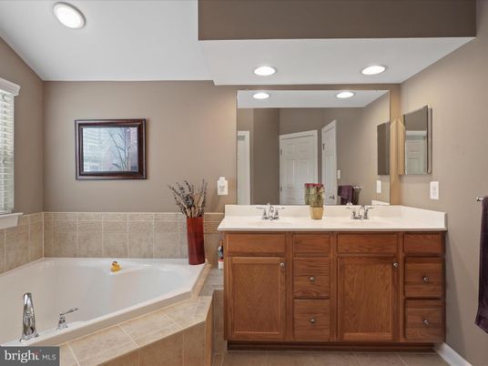 Bathroom, Dual Sink Vanities, Interior, Recessed Lighting