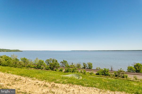 Exterior, Lake