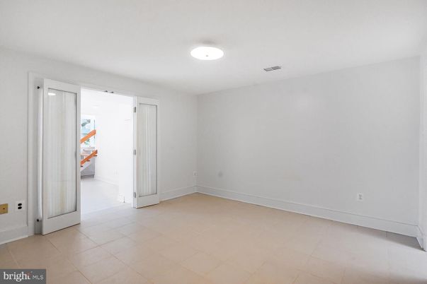 Empty room, Interior