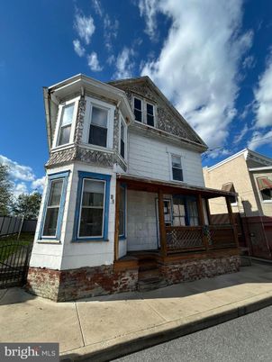 Exterior, Facade, Queen Anne Victorian