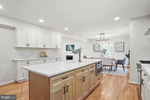 Dining room, Interior, Kitchen, Pendant Lights, Recessed Lighting, Wood Texture Flooring