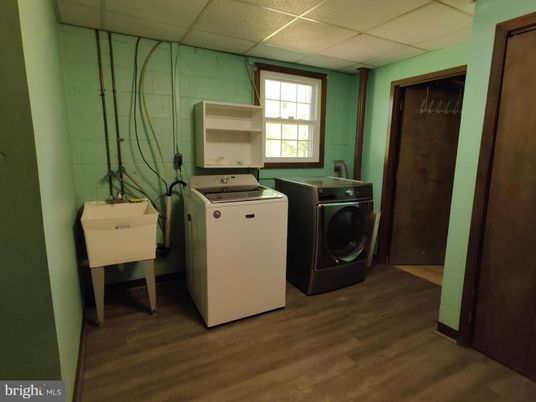 Interior, Washer, Wood Texture Flooring