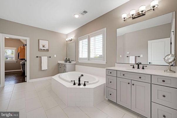 Bathroom, Dual Sink Vanities, Interior, Recessed Lighting
