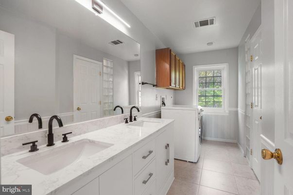 Bathroom, Dual Sink Vanities, Interior