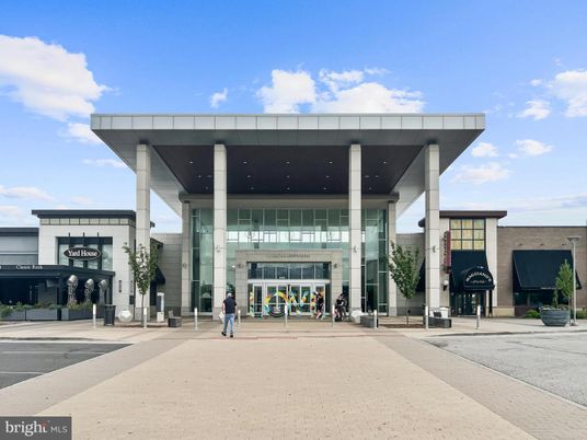 Exterior, Facade, Modern