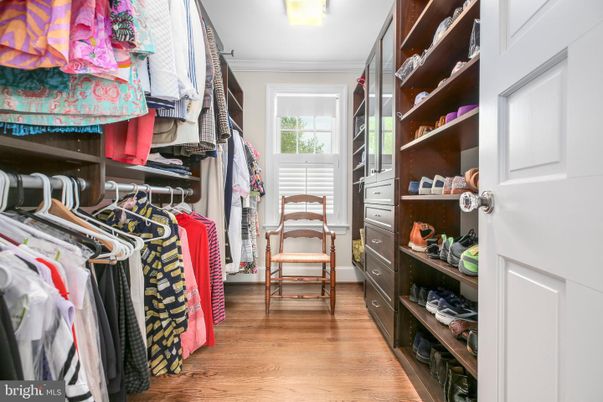 Interior, Walk-in Closets, Wood Texture Flooring