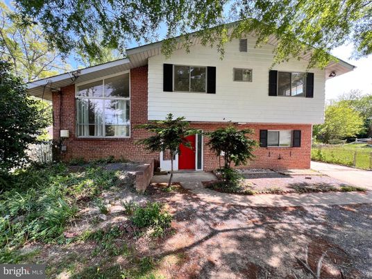 Exterior, Facade, Brick Facade, Raised Ranch