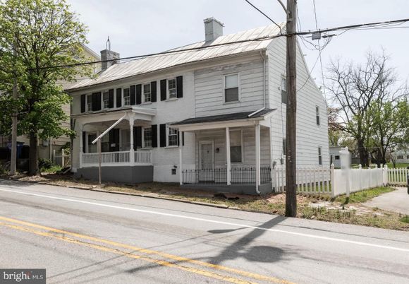 Exterior, Facade, American Foursquare
