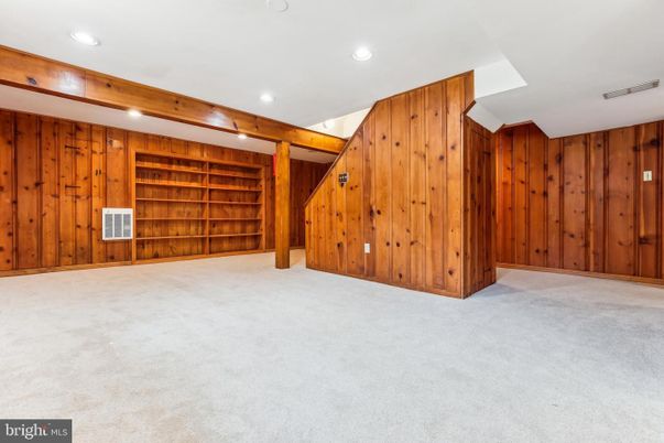 Empty room, Interior, Recessed Lighting, Wooden Walls