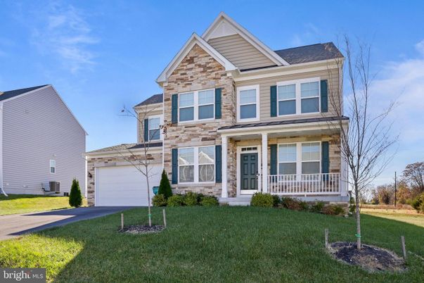 Attached, Exterior, Facade, Farmhouse