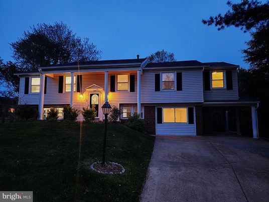 Exterior, Facade, Raised Ranch
