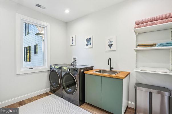 Interior, Recessed Lighting, Washer, Wood Texture Flooring