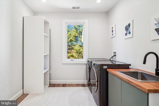 Interior, Recessed Lighting, Washer, Wood Texture Flooring