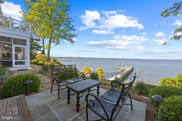 Exterior, Lake
