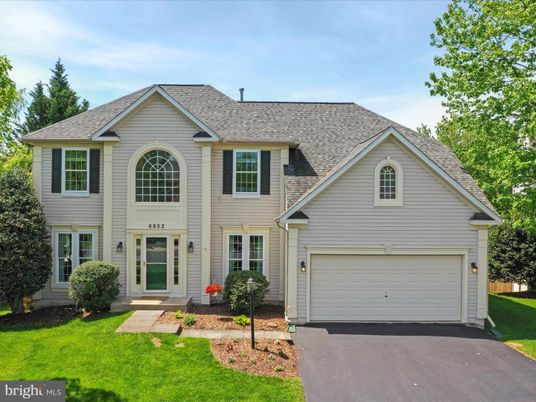 Attached, Exterior, Facade, Brick Traditional