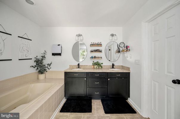 Bathroom, Dual Sink Vanities, Interior