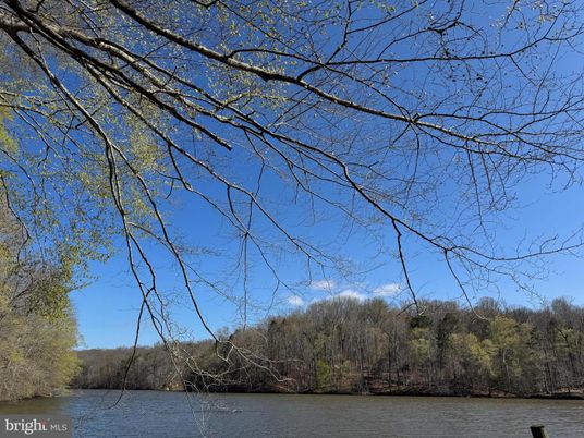 Exterior, Lake