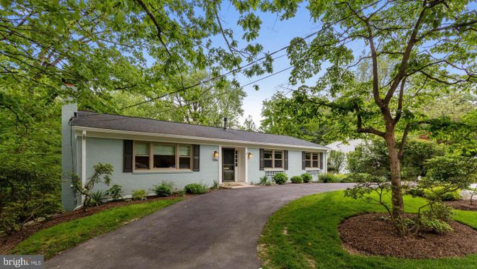 Backyard, Exterior, Facade, Ranch