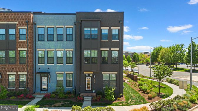Exterior, Facade, Brick Facade, Rowhouse